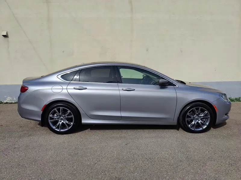2016 Chrysler 200 C | NAV | Bluetooth | Backup Camera |, stříbrná, 157 618 km, dovoz Kanada — foto 2 z 12