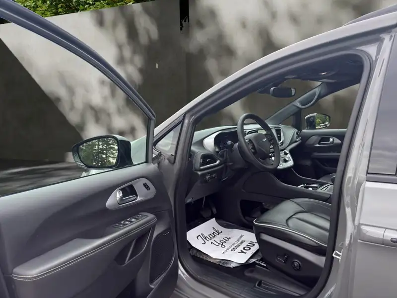 2025 Chrysler Pacifica Select, šedá, 30 157 km, dovoz Kanada — foto 10 z 12