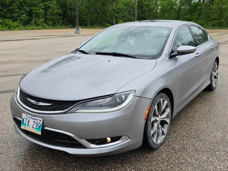 2016 Chrysler 200, stříbrná, 195 000 km, dovoz Kanada — foto 2 z 12