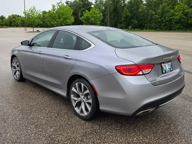 2016 Chrysler 200, stříbrná, 195 000 km, dovoz Kanada — foto 3 z 12