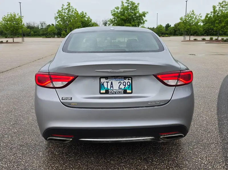 2016 Chrysler 200, stříbrná, 195 000 km, dovoz Kanada — foto 4 z 12