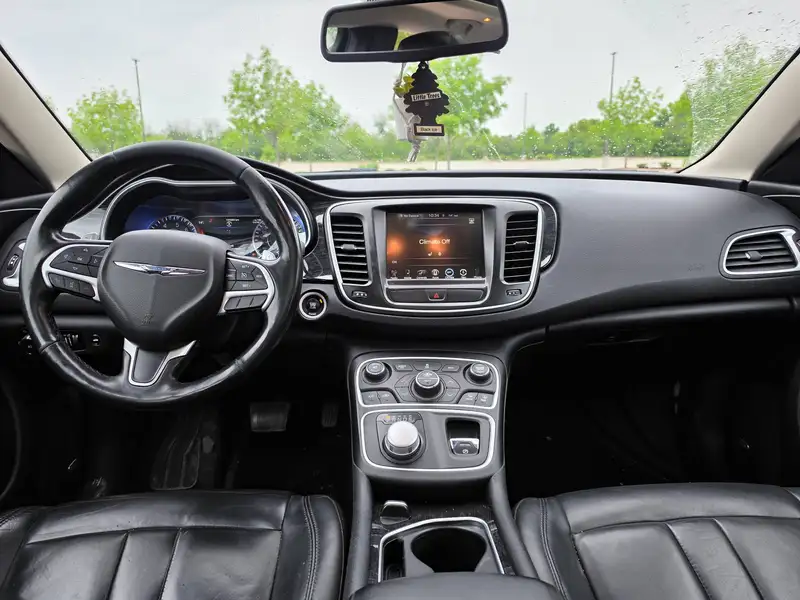 2016 Chrysler 200, stříbrná, 195 000 km, dovoz Kanada — foto 7 z 12