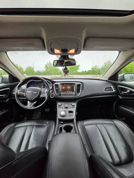 2016 Chrysler 200, stříbrná, 195 000 km, dovoz Kanada — foto 8 z 12