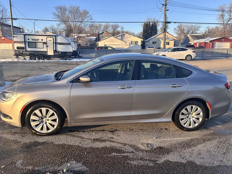 2016 Chrysler 200, stříbrná, 157 000 km, dovoz Kanada — foto 2 z 8