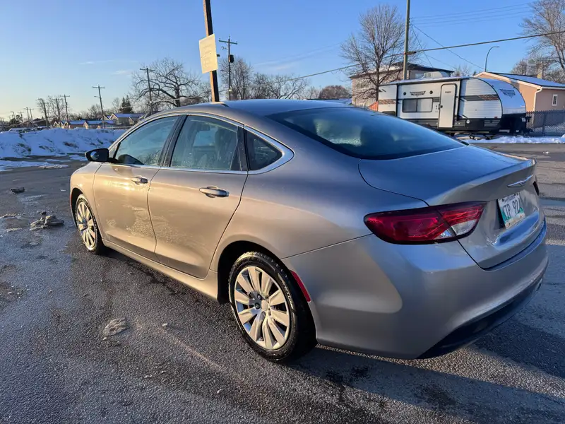 2016 Chrysler 200, stříbrná, 157 000 km, dovoz Kanada — foto 3 z 8