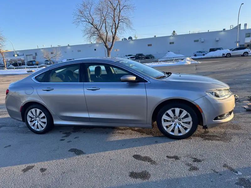 2016 Chrysler 200, stříbrná, 157 000 km, dovoz Kanada — foto 5 z 8
