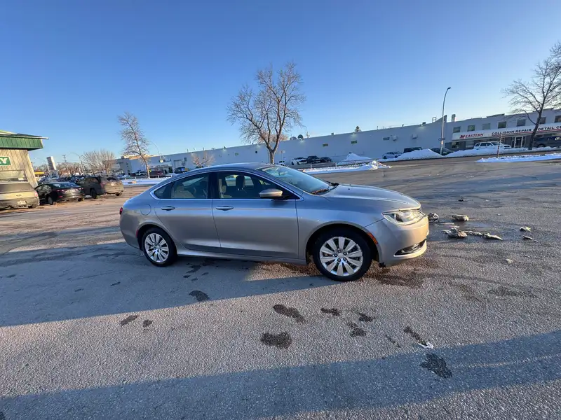 2016 Chrysler 200, stříbrná, 157 000 km, dovoz Kanada — foto 6 z 8