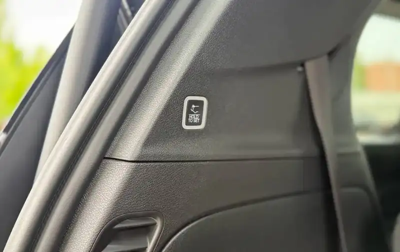 2027 Chrysler Pacifica SELECT | S Package, černá, 1 500 km, dovoz Kanada — foto 9 z 12
