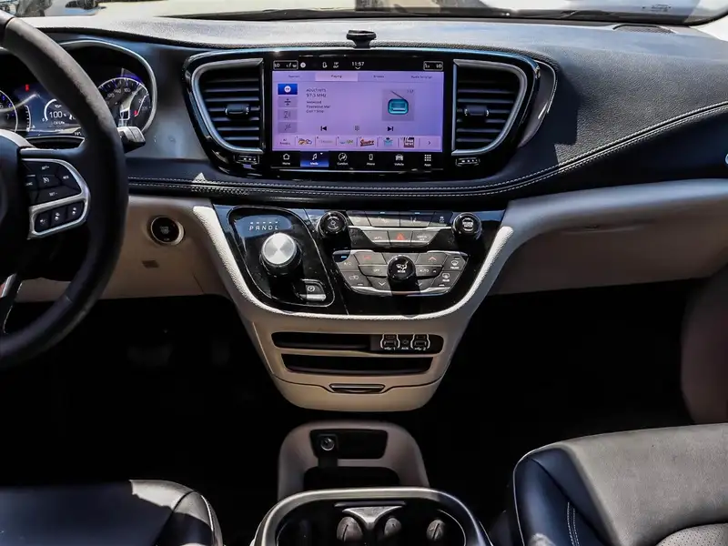 2024 Chrysler Pacifica, černá, 49 687 km, dovoz Kanada — foto 11 z 12