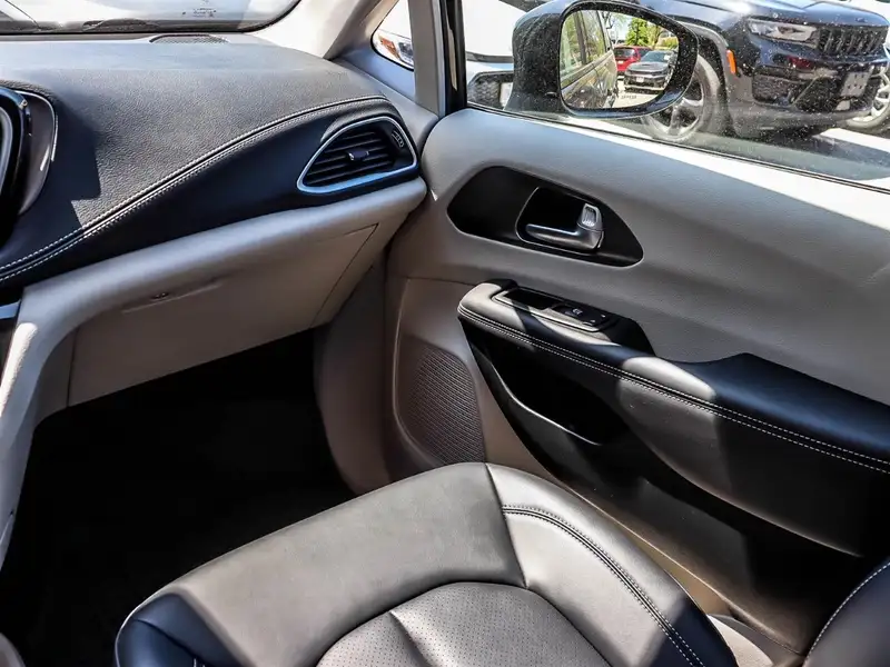 2024 Chrysler Pacifica, černá, 49 687 km, dovoz Kanada — foto 12 z 12
