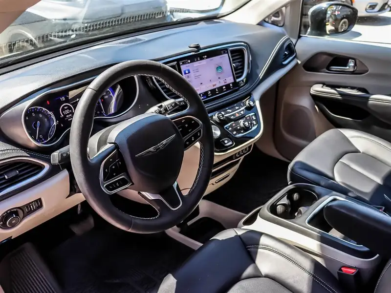 2024 Chrysler Pacifica, černá, 49 687 km, dovoz Kanada — foto 7 z 12