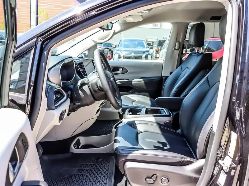 2024 Chrysler Pacifica, černá, 49 687 km, dovoz Kanada — foto 8 z 12