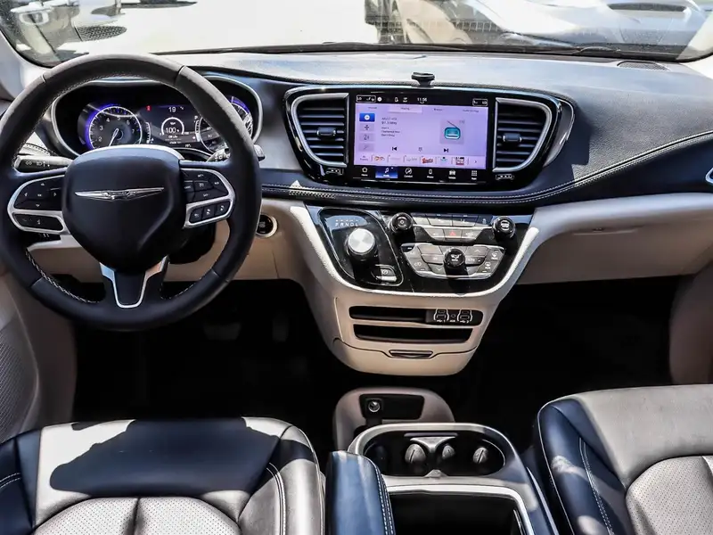 2024 Chrysler Pacifica, černá, 49 687 km, dovoz Kanada — foto 9 z 12