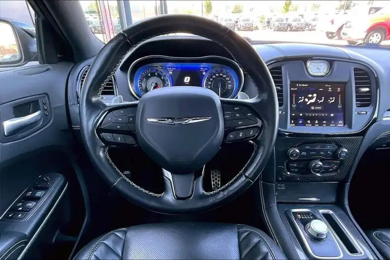 2023 Chrysler 300 Srt8, černá, 72 087 km, dovoz Kanada — foto 5 z 12