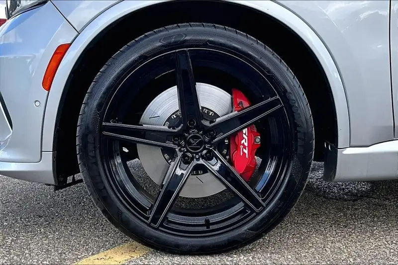 2025 Dodge Durango Srt Hellcat Silve, stříbrná, 27 822 km, dovoz Kanada — foto 9 z 12