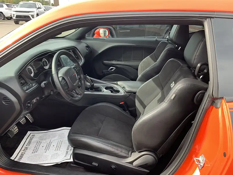2017 Dodge Challenger, oranžová, 60 473 km, dovoz Kanada — foto 10 z 12