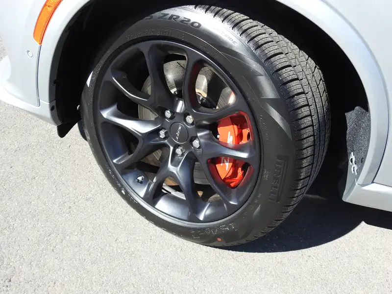 2025 Dodge Durango SRT Hellcat Silver Bullet, stříbrná, 22 km, dovoz Kanada — foto 3 z 12