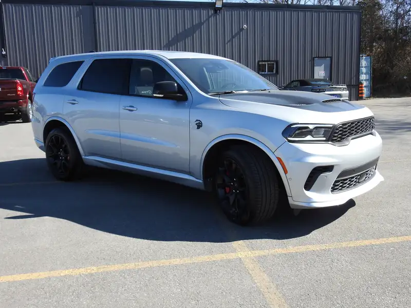 2025 Dodge Durango SRT Hellcat Silver Bullet, stříbrná, 22 km, dovoz Kanada — foto 7 z 12