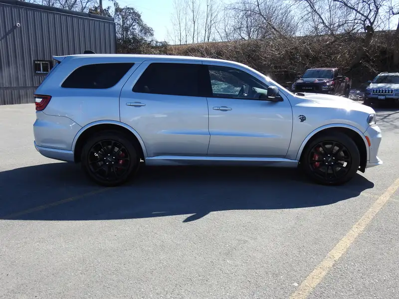 2025 Dodge Durango SRT Hellcat Silver Bullet, stříbrná, 22 km, dovoz Kanada — foto 8 z 12