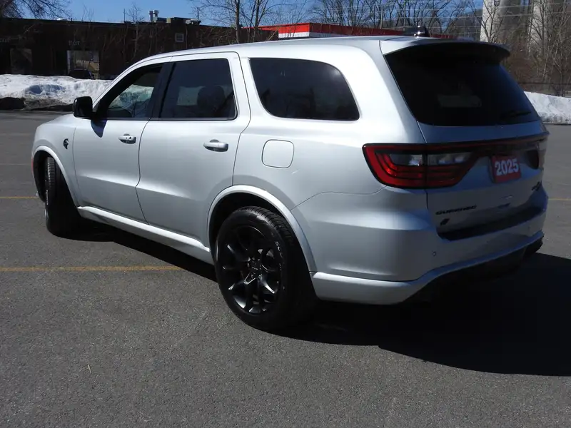 2025 Dodge Durango SRT Hellcat Silver Bullet, stříbrná, 22 km, dovoz Kanada — foto 9 z 12