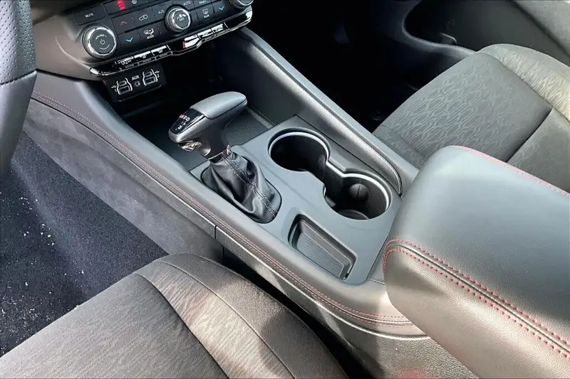 2026 Dodge Durango Sxt, šedá, 0 km, dovoz Kanada — foto 7 z 12