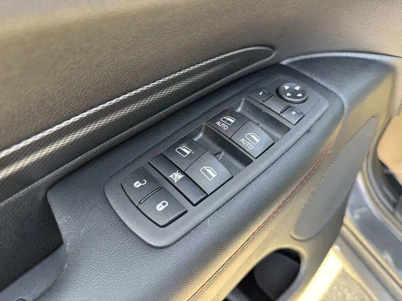 2026 Dodge Durango SXT, šedá, 19 km, dovoz Kanada — foto 8 z 12