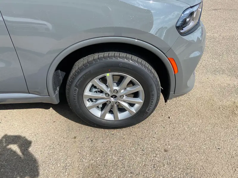 2026 Dodge Durango SXT, šedá, dovoz Kanada — foto 4 z 12
