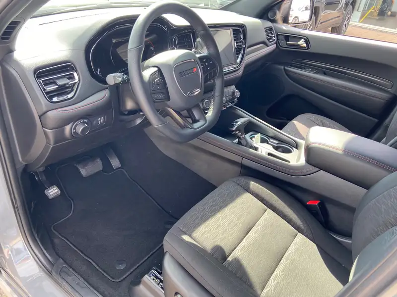 2026 Dodge Durango SXT, šedá, dovoz Kanada — foto 9 z 12