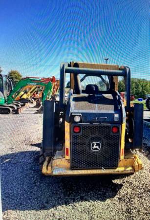 John Deere 332E, dovoz USA — foto 3 z 12