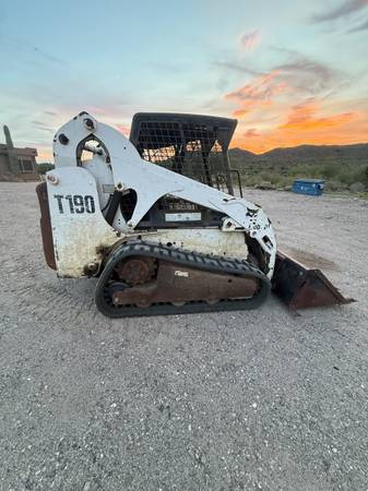 Bobcat TRACKED, zlatá, dovoz USA — foto 3 z 12