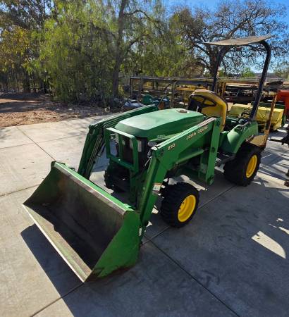 John Deere 210, dovoz USA — foto 1 z 8 John Deere 210, dovoz USA — foto 1 z 8