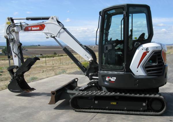 Bobcat E42R2, dovoz USA — foto 1 z 12 Bobcat E42R2, dovoz USA — foto 1 z 12