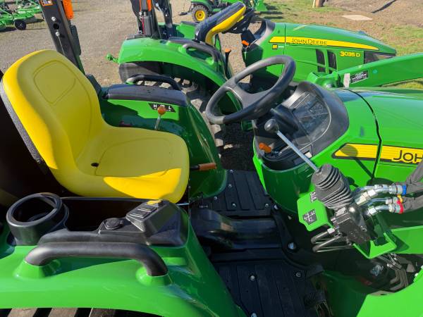 John Deere 3025E, dovoz USA — foto 3 z 4