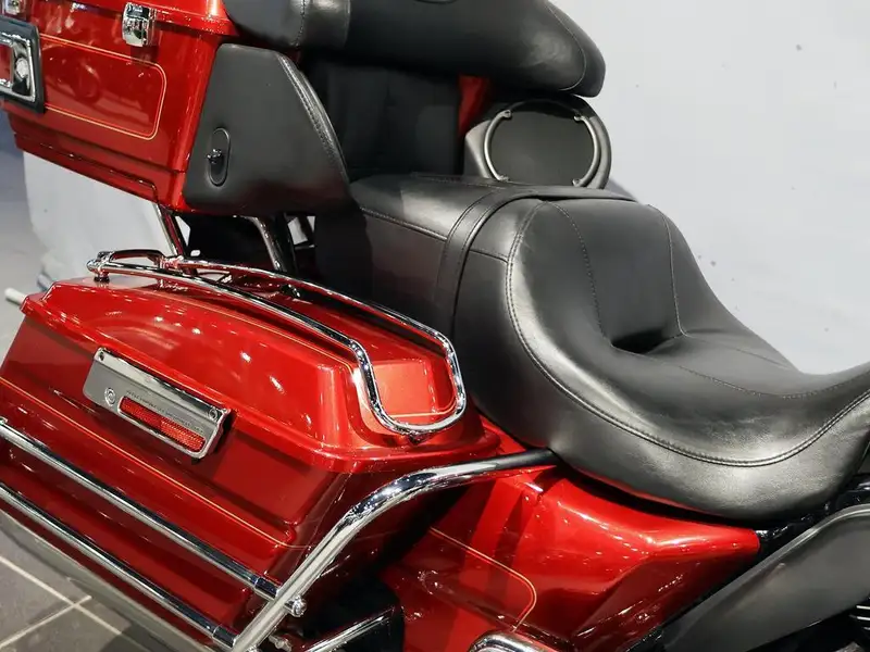 2012 Harley-Davidson Electra Glide FLHTCU, červená, 57 477 km, dovoz Kanada — foto 10 z 12