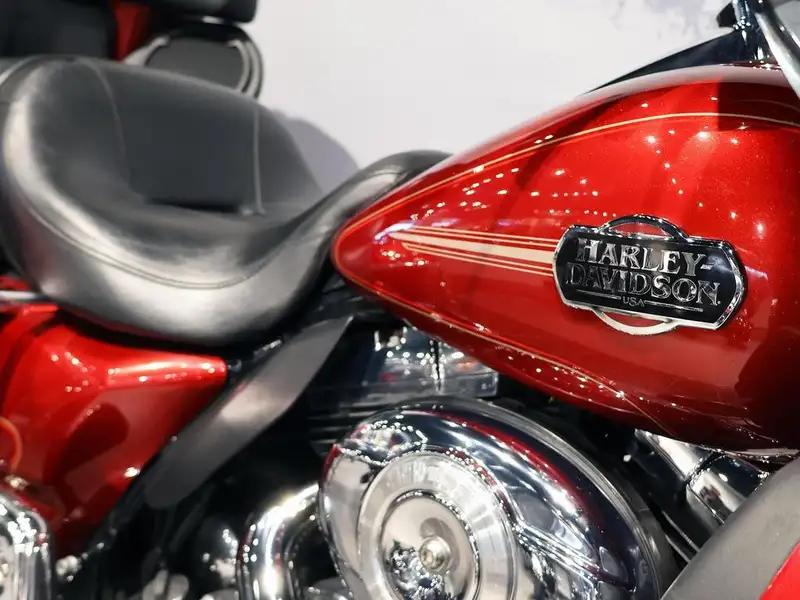 2012 Harley-Davidson Electra Glide FLHTCU, červená, 57 477 km, dovoz Kanada — foto 8 z 12