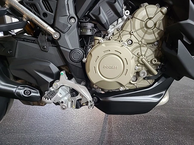 2025 Ducati, 12 km, dovoz Kanada — foto 3 z 5
