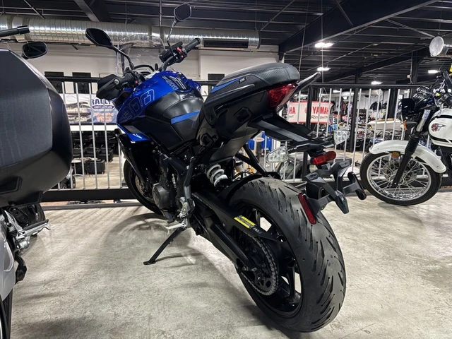 2025 Triumph, modrá, 8 559 km, dovoz Kanada — foto 2 z 4