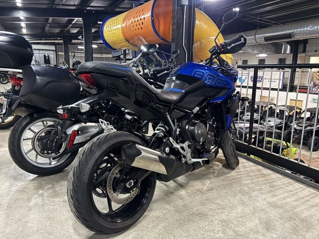 2025 Triumph, modrá, 8 559 km, dovoz Kanada — foto 3 z 4