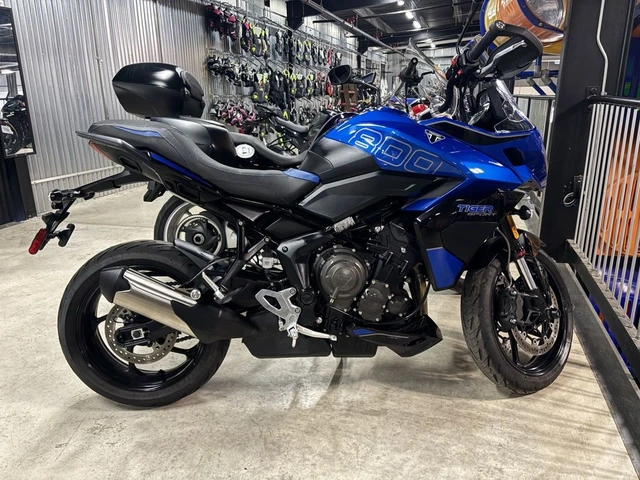 2025 Triumph, modrá, 8 559 km, dovoz Kanada — foto 4 z 4