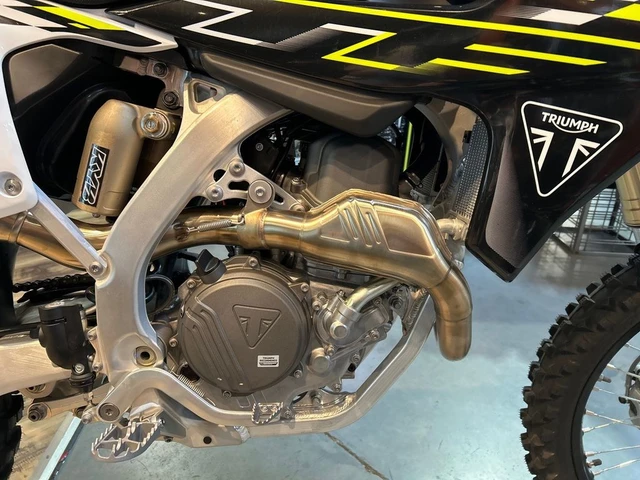 2026 Triumph, bílá, 12 km, dovoz Kanada — foto 3 z 5