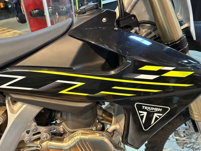 2026 Triumph, bílá, 12 km, dovoz Kanada — foto 4 z 5