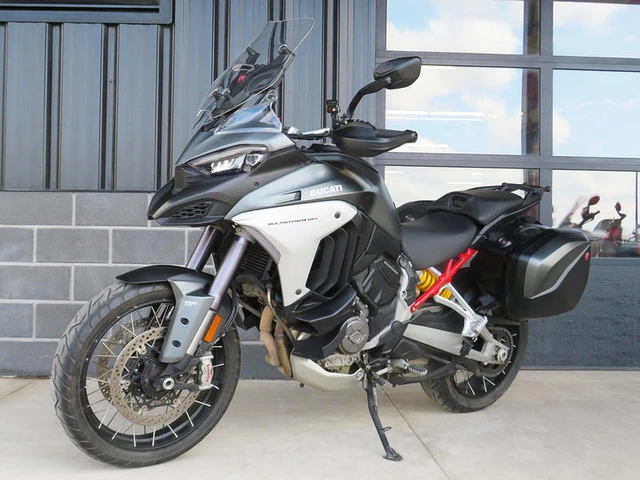 2021 Ducati, šedá, 9 372 km, dovoz Kanada — foto 2 z 5