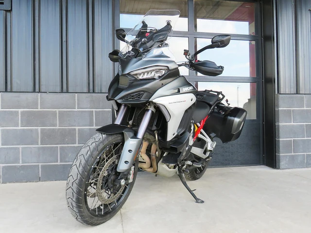 2021 Ducati, šedá, 9 372 km, dovoz Kanada — foto 4 z 5
