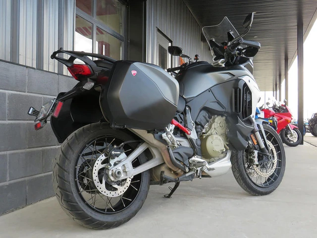 2021 Ducati, šedá, 9 372 km, dovoz Kanada — foto 5 z 5