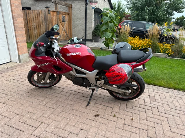 2001 Suzuki, 38 000 km, dovoz Kanada — foto 1 z 5 2001 Suzuki, 38 000 km, dovoz Kanada — foto 1 z 5