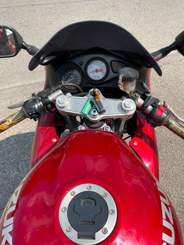 2001 Suzuki, 38 000 km, dovoz Kanada — foto 4 z 5