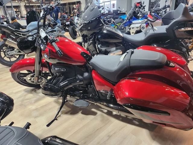 2025 BMW, červená, 10 km, dovoz Kanada — foto 2 z 5