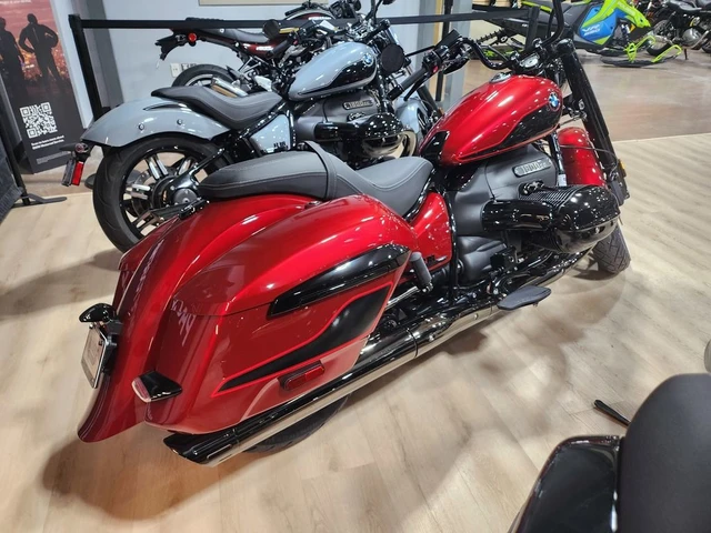 2025 BMW, červená, 10 km, dovoz Kanada — foto 3 z 5
