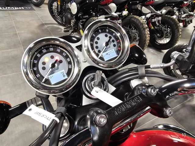 2026 Triumph, dovoz Kanada — foto 5 z 5