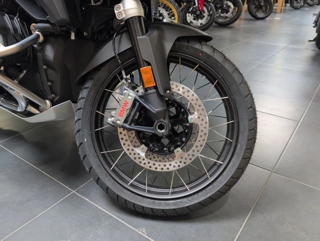 2026 BMW, červená, 12 km, dovoz Kanada — foto 5 z 5